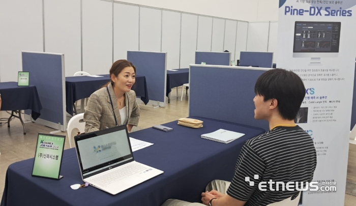 지난해 잡페어에서 구인기업 관계자와 구직자가 잡인터뷰를 하고 있다.