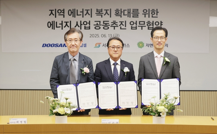 두산퓨얼셀 이승준 본부장(왼쪽 둘째)이 서라벌도시가스 김준석 대표(왼쪽 셋째), 지엔씨에너지 최병철 본부장과 함께 기념사진을 촬영하고 있다. 두산