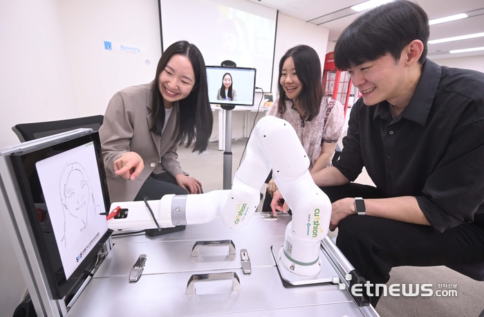 [포토] 인공지능(AI) 드로잉 로봇 체험하는 방문객