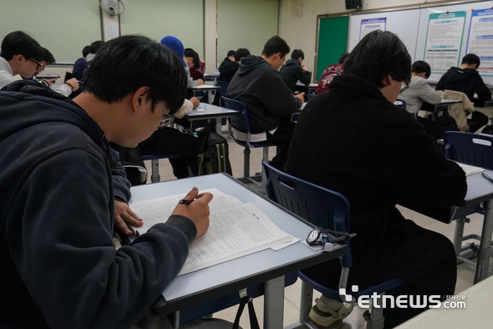 대학수학능력시험을 치르고 있는 학생들 (전자신문DB)