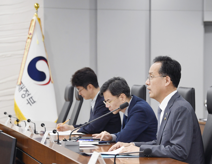 이형일 기획재정부 장관 직무대행 1차관이 6월 16일 오후 정부세종청사 중앙동에서 열린 '제48차 물가관계차관회의'에서 모두발언을 하고 있다. [기재부 제공]