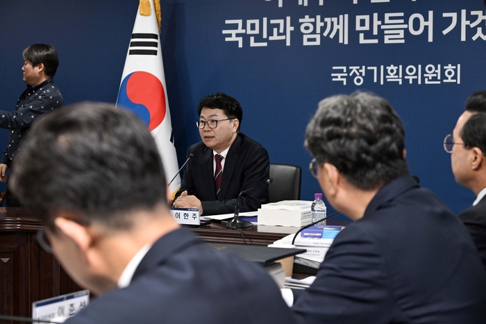 국정기획위원회 이한주 위원장이 16일 서울 종로구 정부서울청사 창성동 별관에서 열린 1차 전체 회의에서 발언하고 있다. 이재명 정부의 대통령직인수위원회 역할을 하는 국정기획위에서는 100대 국정과제를 정리하고 과제별로 추진 시점과 목표 등을 정해 '국정운영 5개년 계획'을 마련할 방침이다. 연합뉴스