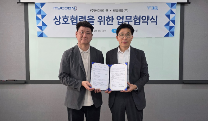 아이타이쿤 감민철 대표(왼쪽)와 티쓰리큐 박병훈 대표가 AI 기반 데이터처리, 업무혁신 관련한 비즈니스 파트너 계약을 맺었다.