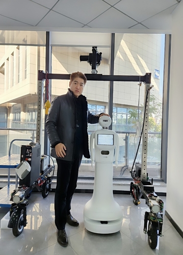 영현로보틱스의 라이프케어로봇.