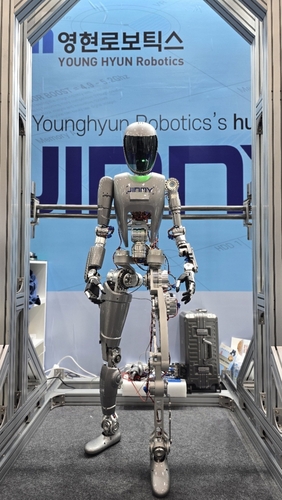 영현로보틱스의, 직립보행형 휴머노이드 로봇 '지니'.