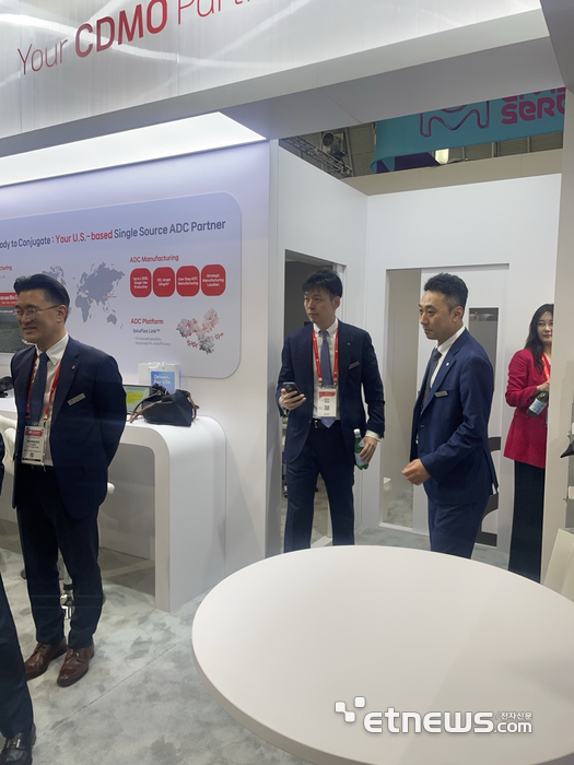 신유열 롯데바이오로직스 글로벌전략실장(왼쪽 두 번째)이 16일(현지시간) '2025 바이오 인터내셔널 컨벤션(바이오 USA)' 롯데바이오로직스 부스에서 고객사 미팅을 마치고 나오고 있다.