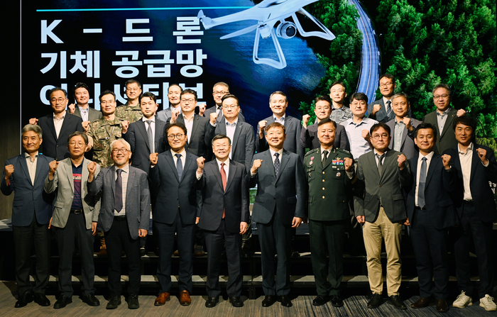 17일 열린 K-드론 기체공급망 이니셔티브 공식 출범식에 참석한 존 리 우주청 임무본부장(첫째 줄 왼쪽 다섯 번째)과 참석자들이 기념촬영을 했다. (우주청 제공)