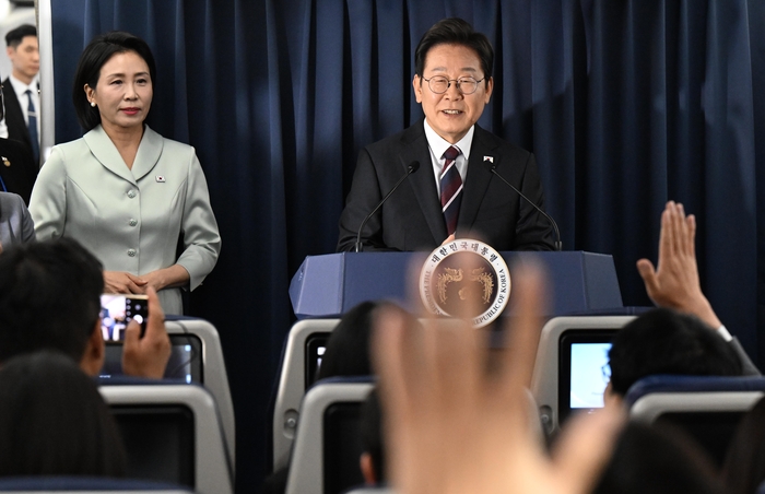 이재명 대통령, 기내 기자간담회
     (캘거리[캐나다]=연합뉴스) 한상균 기자 = 주요 7개국(G7) 정상회의 참석을 위해 출국한 이재명 대통령이 16일(현지시각) 캐나다 앨버타주 캘거리로 향하는 공군 1호기에서 기자간담회를 하고 있다. 2025.6.17
     xyz@yna.co.kr
 (끝)
