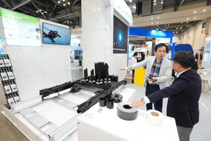 철도연 부스를 방문한 참관객이 레일 온도 상승 저감을 위한 '차열 직물 올인원 장치'를 관람하고 있다.