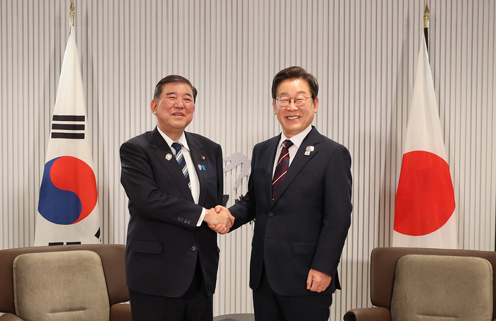 이재명 대통령이 17일(현지시간) 캐나다 앨버타주 캐내내스키스 주요 7개국(G7) 정상회의장에서 열린 한일 정상회담에서 이시바 시게루 일본 총리와 악수하며 기념촬영을 하고 있다. 〈연합뉴스〉