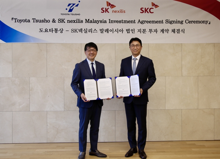 박원철 SKC 사장(오른쪽)이 이마이 토시미츠 토요타통상 사장과 투자 계약 체결 기념 촬영을 하고 있다. (사진=SKC)
