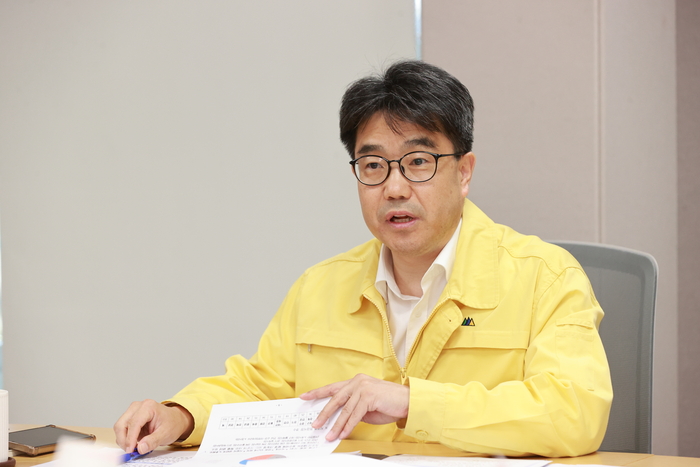 김성섭 중소벤처기업부 차관이 18일 세종청사에서 여름철 집중호우태풍 대비 사전점검회의를 주재하고 있다.