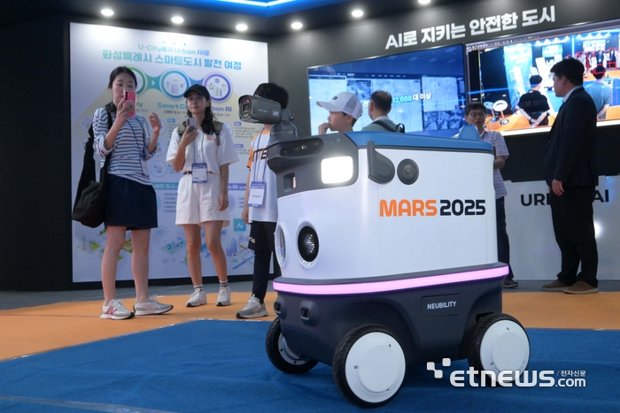 뉴빌리티의 자율주행 배달로봇 '뉴비'. 김민수 기자 mskim@etnews.com