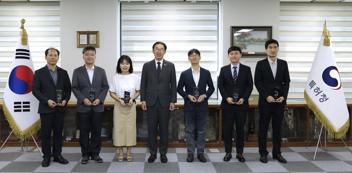 18일 김완기 특허청장(왼쪽에서 4번째)이 2025년 2분기 '이달의 심사관' 수상자들과 기념촬영을 했다.