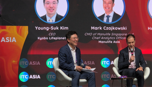 싱가포르 마리나베이 샌즈서 개최된 'ITC Asia 2025'에 참석한 김영석 교보라이프플래닛 대표(왼쪽)가 디지털 보험사 혁신 사례를 소개하고 있다.(사진=교보라이프플래닛생명)