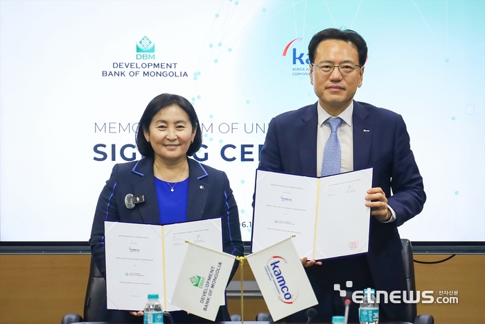6월 18일(수) 몽골개발은행 본사에서 개최된 「부실채권 정리 업무 협력 등을 위한 업무협약식」에서 이종국 캠코 기업지원부문 총괄이사(사진 오른쪽)와 나란투야 자쿠(Narantuya Zagdkhuu) 몽골개발은행 사장이 협약을 체결하고 기념촬영을 하고 있다.