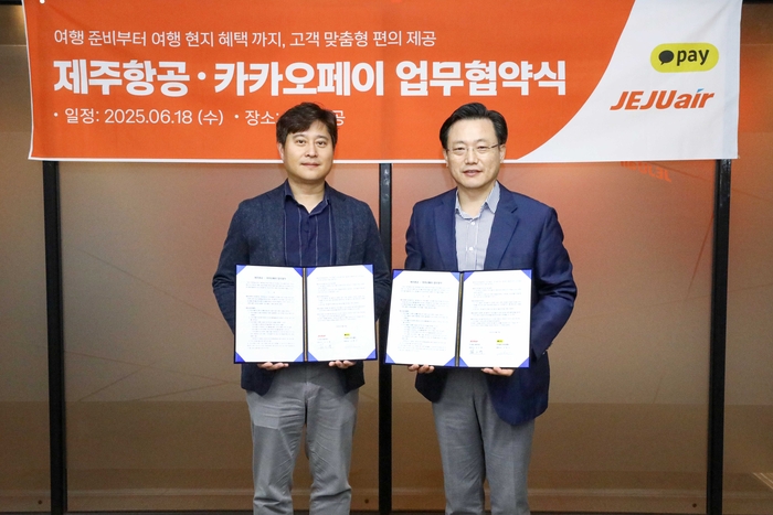 18일 열린 업무협약식에서 신원근 카카오페이 대표(왼쪽)과 김이배 제주항공 대표(오른쪽)가 기념사진을 촬영하고 있다.