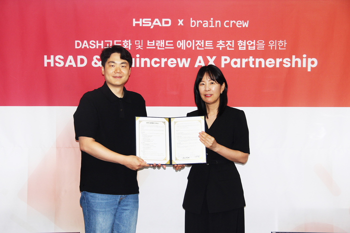 이경록 브레인크루 대표(왼쪽)와 박애리 HSAD 대표가 '대시(DASH) 고도화 및 브랜드 에이전트 추진 협업을 위한 업무협약(MOU)'을 체결했다.