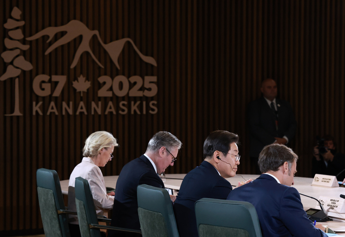 이재명 대통령, G7 확대세션 참석
     (캐내내스키스[캐나다]=연합뉴스) 홍해인 기자 = 이재명 대통령이 17일(현지시간) 캐나다 앨버타주 캐내내스키스 주요 7개국(G7) 정상회의장에서 업무 오찬을 겸해 열린 G7 정상회의 확대 세션에 참석해 있다. 오른쪽부터 에마뉘엘 마크롱 프랑스 대통령, 이 대통령, 키어 스타머 영국 총리, 우르줄라 폰데어라이엔 유럽연합(EU) 집행위원장. 2025.6.18
     hihong@yna.co.kr
 (끝)