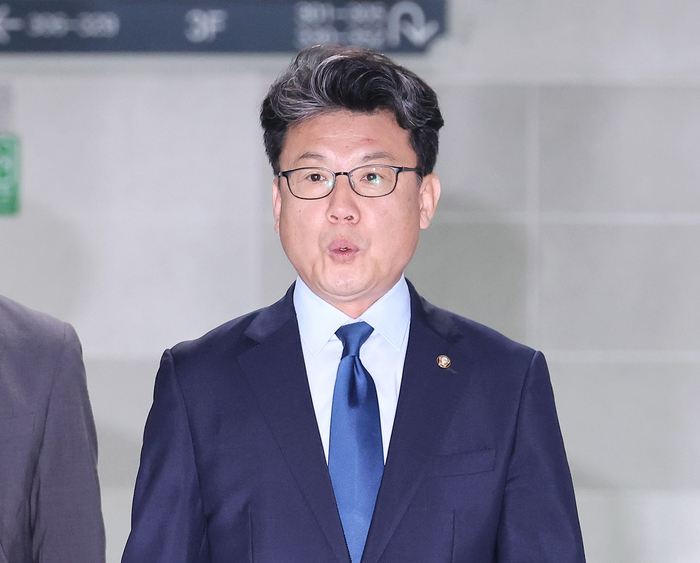 더불어민주당 진성준 정책위의장이 18일 서울 여의도 국회 의원회관에서 대통령실과 정부, 여당 등이 함께하는 추경안 관련 회의에 참석하기 위해 이동하고 있다. 연합뉴스