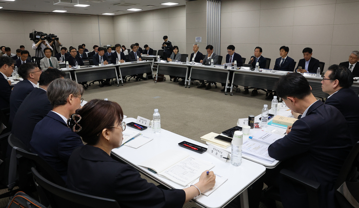국정기획위원회 기재부 업무보고 (세종=연합뉴스) 배재만 기자 = 국정기획위원회 이한주 위원장을 비롯한 경제1분과 위원들이 18일 정부세종컨벤션센터에서 기획재정부 업무보고를 받고 있다. 2025.6.18 scoop@yna.co.kr (끝)