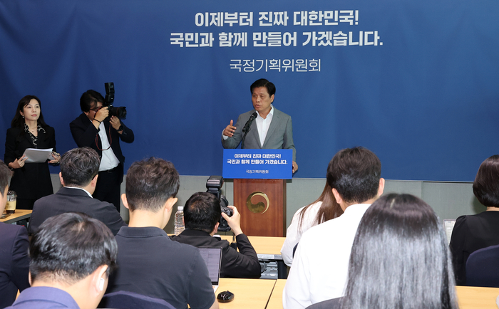 브리핑하는 조승래 대변인(세종=연합뉴스)