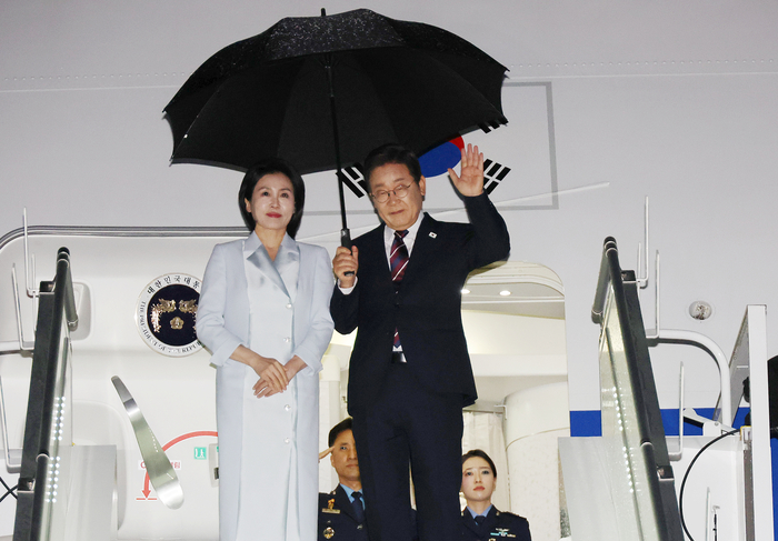 이재명 대통령, G7 일정 마치고 귀국길
(캘거리=연합뉴스) 한상균 기자 = 이재명 대통령과 김혜경 여사가 17일(현지시간) 51차 주요 7개국(G7) 정상회의 일정을 마치고 캐나다 캘거리국제공항에서 귀국하며 공군 1호기 올라 인사하고 있다. 2025.6.18
xyz@yna.co.kr
(끝)