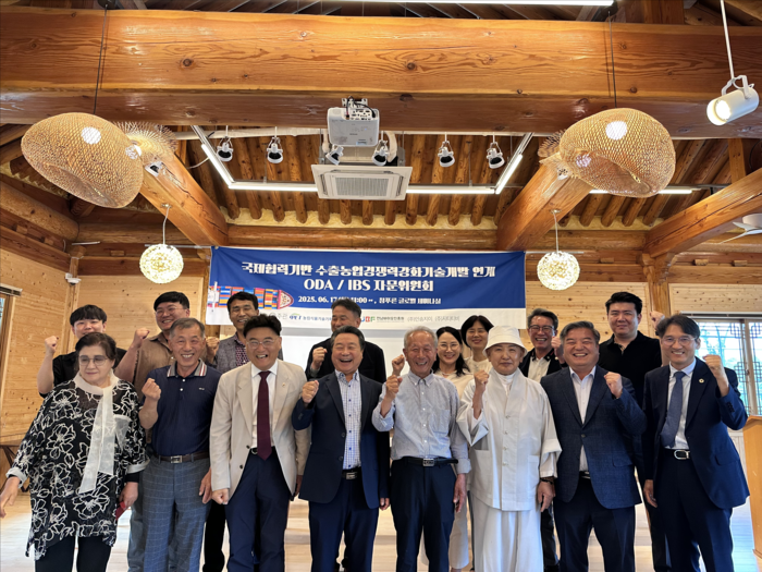 전남바이오진흥원 식품센터 'IPET사업 연계 ODA·IBS 자문위원회' 참석자들이 구호와 함께 사업 성공을 다짐하고 있다.