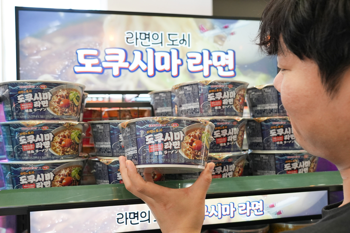 세븐일레븐이 이스타항공, 종합식품기업 하림과 협업해 출시한 '도쿠시마 라면'