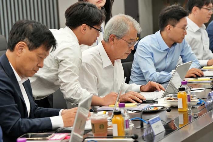 임종룡 우리금융 회장이 지난 18일 우리금융그룹 본사에서 열린 'ChatGPT 활용 실습 연수'에서 직접 ChatGPT 업무 활용 실습을 하고 있다