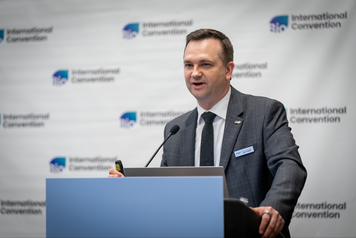 케빈 샤프 삼성바이오로직스 영업센터 세일즈앤드오퍼레이션담당 부사장이 18일(현지시간) 미국 메사추세츠주 보스턴 컨벤션·엑시비션 센터에서 회사 영업 전략을 소개하고 있다.(사진=삼성바이오로직스)