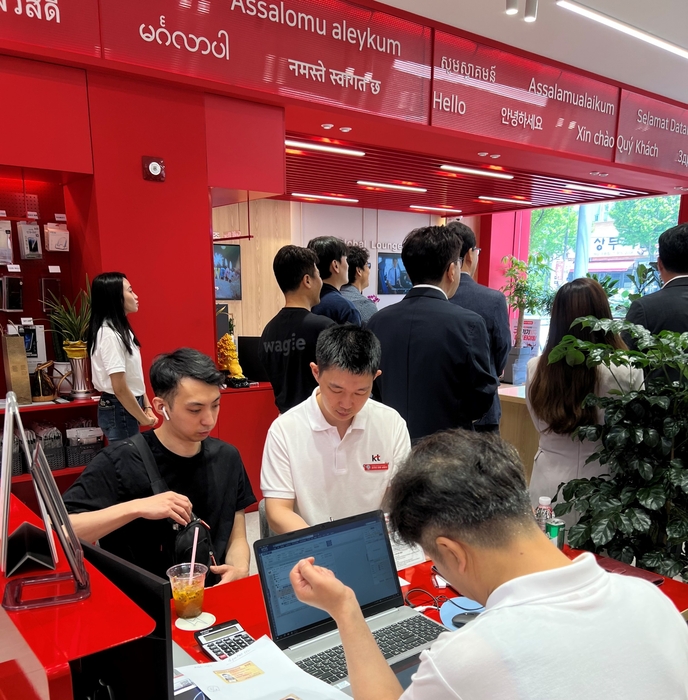 KT Global Store 리코아 하남대로점 오픈식 당일 외국인 고객이 서비스 개통을 하는 모습.