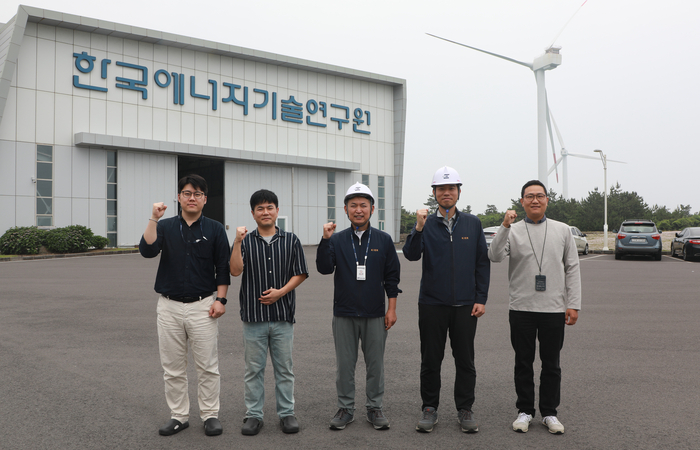 성과를 낸 연구진. 왼쪽부터 강태한 학생연구원, 강병호 박사후연구원, 유철 단장, 권대용 선임연구원, 박세명 선임연구원.