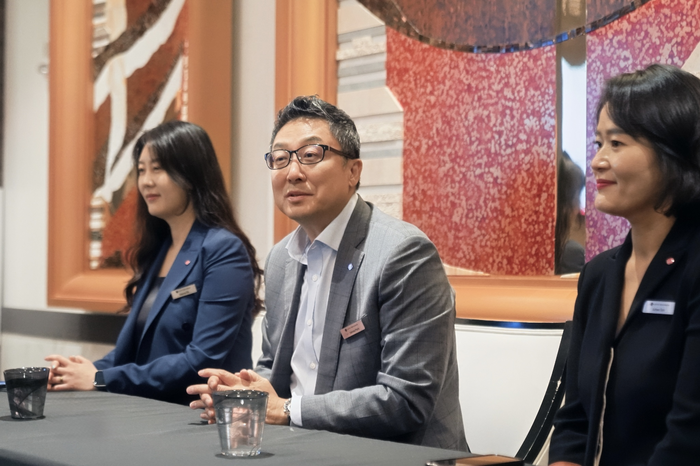 박제임스 롯데바이오로직스 대표(왼쪽 두 번째)가 18일(현지시간) 미국 메사추세츠주 보스턴의 한 식당에서 열린 기자간담회에서 발언하고 있다.(사진=롯데바이오로직스)