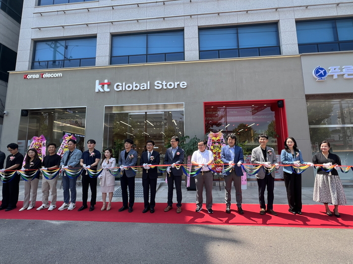 KT 전남전북광역본부는 18일 광주시 하남대로에 위치한 외국인 특화매장 KT Global Store 리코아 하남대로점 오픈식을 성황리에 개최하고 본격적인 운영에 들어갔다.