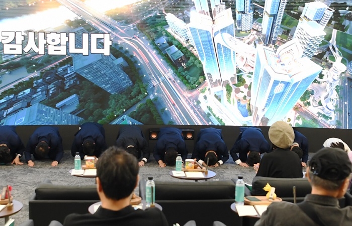 용산정비창 전면1구역 포스코이앤씨 홍보관서 포스코이앤씨 직원들이 조합원에게 인사하고 있다. 사진=제공-조합원