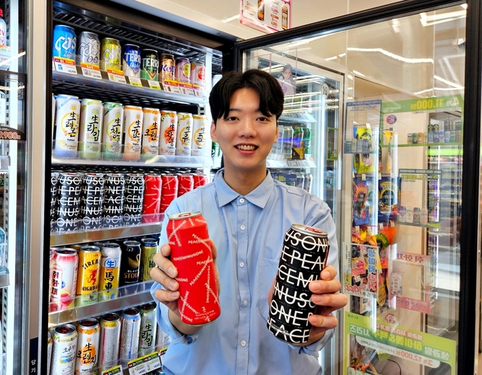 모델이 피스마이너스원 하이볼을 소개하고 있다.