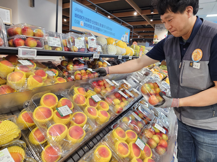 이마트 직원이 과일매대에서 상품을 점검하고 있다.