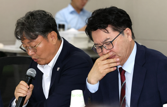 이한주 국정기획위원장이 19일 정부세종컨벤션센터에서 열린 경제2분과의 산업통상자원부 업무보고에서 굳은 표정으로 자료를 살펴보고 있다. 왼쪽은 이춘석 경제2분과위원장. 연합뉴스