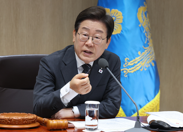 이재명 대통령 국무회의 발언
(서울=연합뉴스) 한상균 기자 = 이재명 대통령이 19일 용산 대통령실에서 열린 국무회의에서 발언하고 있다. 2025.6.19
xyz@yna.co.kr
(끝)