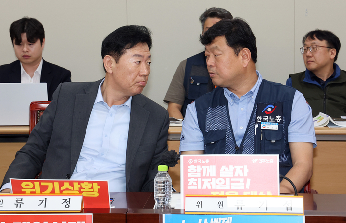 최저임금위원회 사용자위원 간사인 류기정 한국경영자총협회 전무(왼쪽)와 근로자위원 간사인 류기섭 한국노총 사무총장이 19일 정부세종청사에서 열린 최저임금위원회 제6차 전원회의에서 나란히 앉아 얘기를 나누고 있다. 연합뉴스.