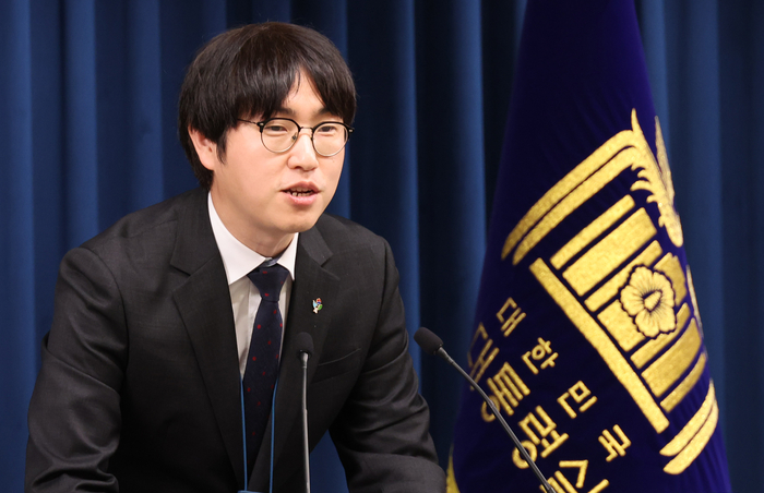 브리핑하는 하정우 AI미래기획수석     (서울=연합뉴스) 한상균 기자 = 하정우 AI미래기획수석이 19일 용산 대통령실에서 이공계특별법 관련 브리핑을 하고 있다. 2025.6.19     xyz@yna.co.kr (끝)