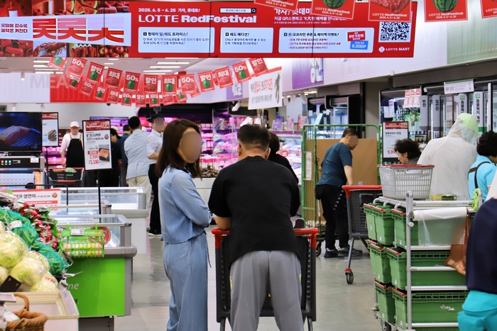 서울 노원구에 위치한 롯데마트 중계점에서 고객들이 롯데레드페스티벌 행사 상품을 쇼핑하고 있다.
