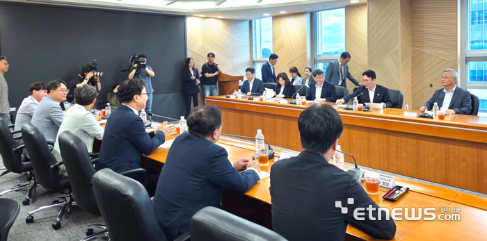 김민석 국무총리 후보자와 대구경북지역 ICT기업인들이 간담회를 열고 있다.