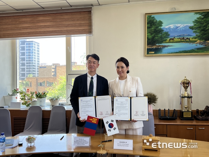 한동우 한국보건산업진흥원 국제의료본부장(왼쪽)과 오저렐 메쉬벳 몽골보건개발센터장이 국비 환자 유치, 의료인 연구 협업 등을 위한 업무협약을 체결했다.