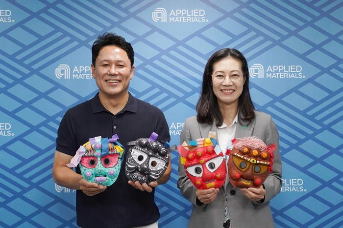 박광선 어플라이드 머티어리얼즈 코리아 대표(왼쪽)와 여인미 초록우산 경기지역 본부장이 업무협약(MOU) 후 기념촬영을 하고 있다.