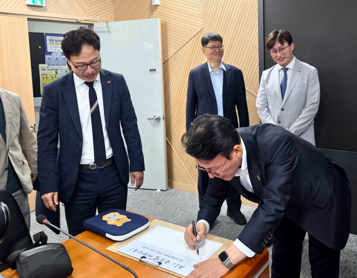 김민석 국무총리 후보자가 대구수성알파시티를 방문, 방명록에 글을 쓰고 있다.
