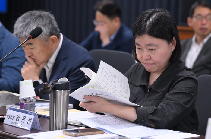 국정기획위원회 정치행정분과 전문위원을 맡은 임은정 대전지검 부장검사가 20일 오전 서울 종로구 정부서울청사 창성동 별관에서 열린 검찰청 업무보고에서 자료를 살피고 있다. 연합뉴스