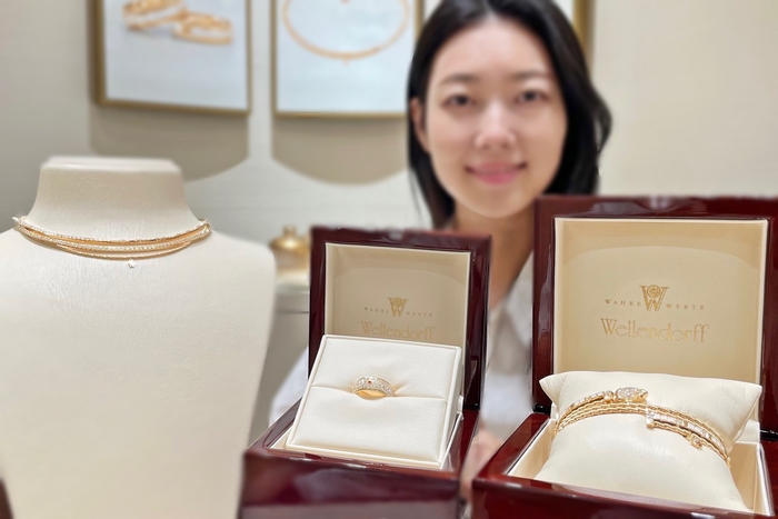 모델이 '벨렌도르프' 제품을 소개하고 있다.