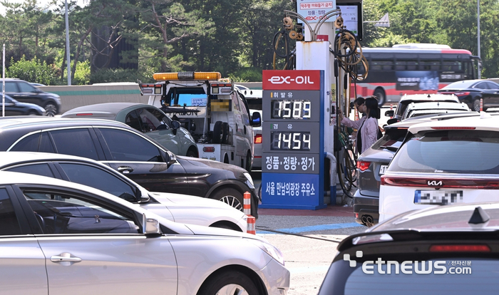 [포토] 고속도로 진입 전 주유하는 차들